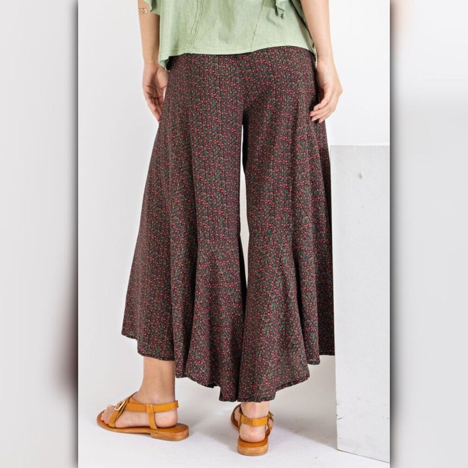 A323 • Ditsy Floral Wide Leg Pants